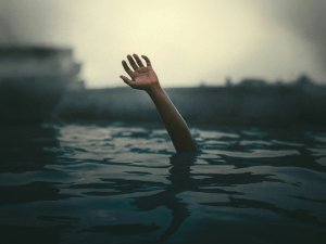 Drowning hand CR Karan Picture on Unsplash