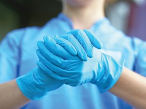 woman surgeon blue gloves