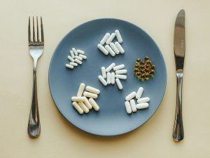 Plate of drugs CR Natali Hordiiuk on Unsplash