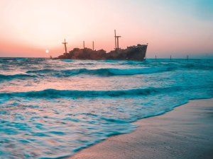 Sinking ship CR Sam Moghadam Khamseh on Unsplash