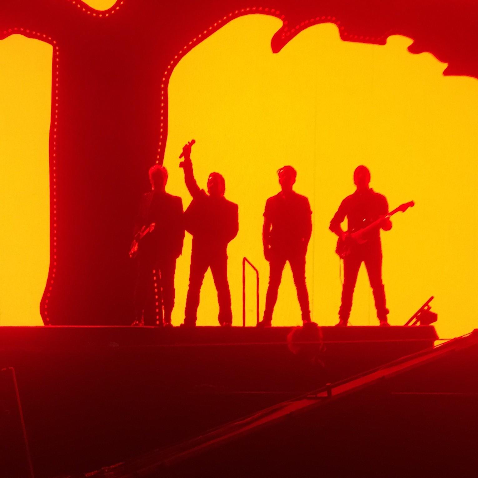 U2 strike a pose