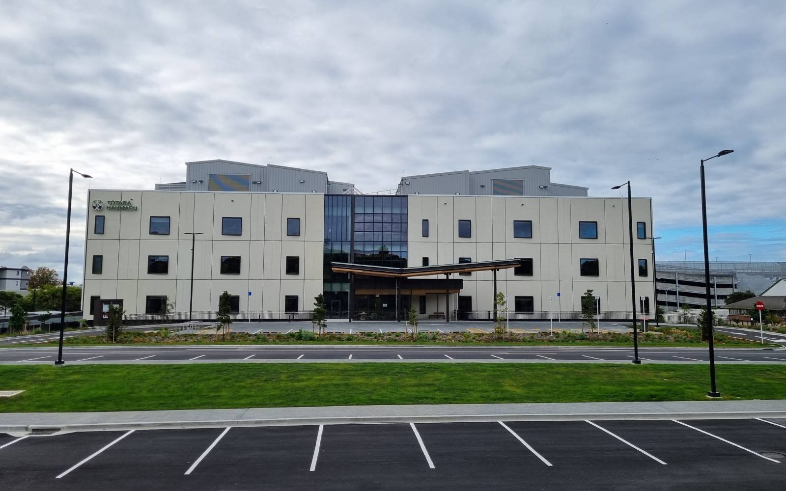 A front-on view of the new Tōtara Haumaru building at North Shore Hospital