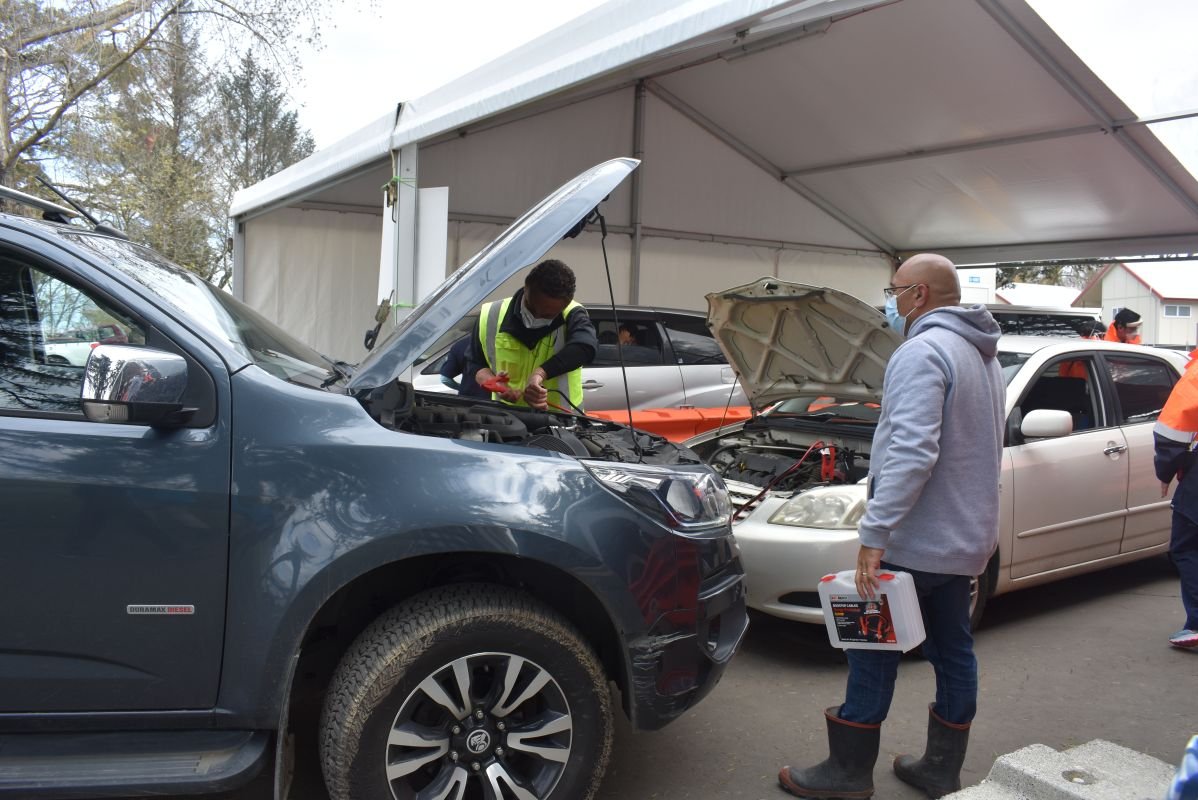 Jump starting car at Papakura Marae vaccination clinic